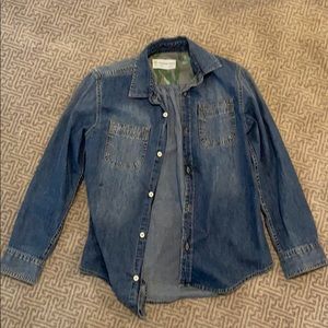 A tucker tate denim bottom up shirt